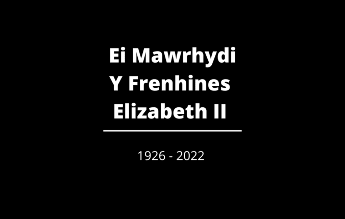 Poster du gyda geiriau Ei Mawrhydi y frenhines Elizabeth yr ail 1926 - 2022